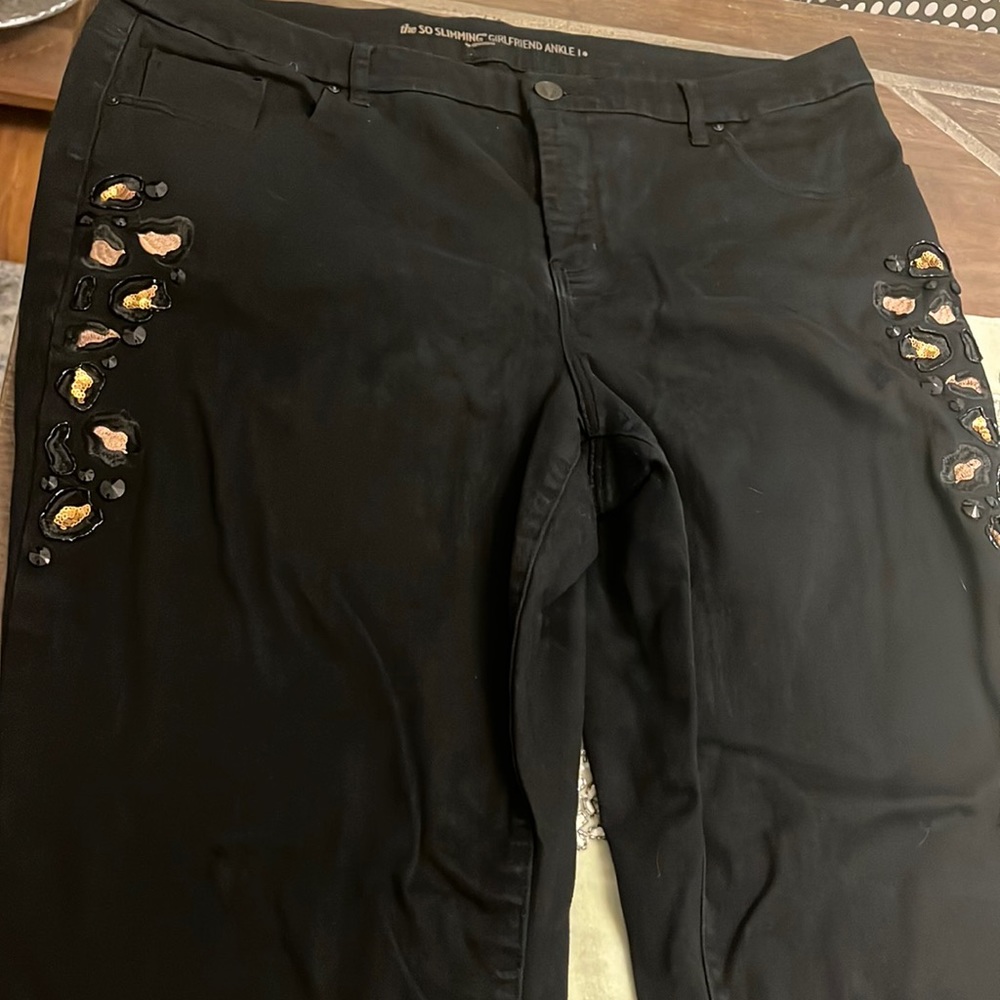 Chicos blk denim ankle length Jeans. Chic gold detail perfect for the season!